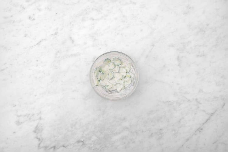 Gurkensalat zubereiten