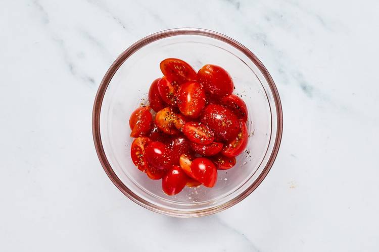 Préparer et mariner les tomates