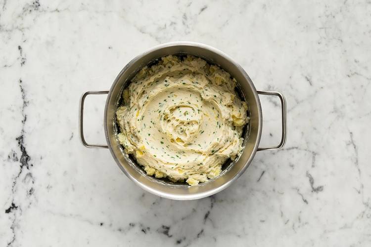 Préparer le glaçage balsamique aux figues et écraser les pommes de terre