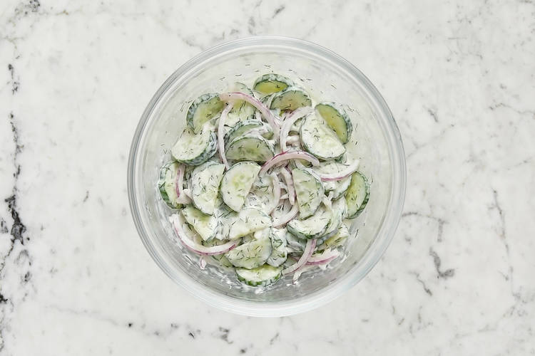 Assembler la salade et préparer la muhammara