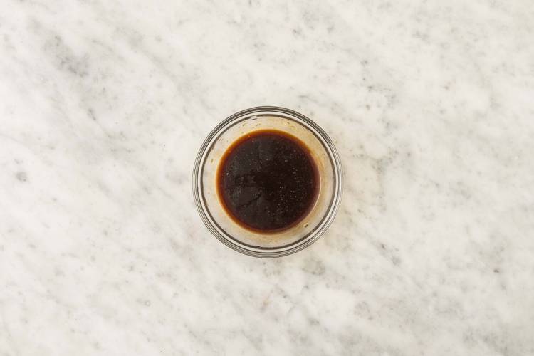 Préparer la sauce et cuire les poivrons