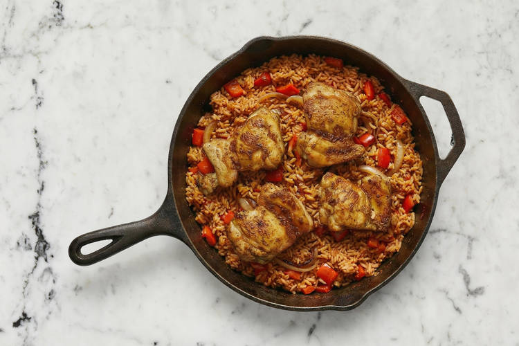 Cuire le riz et terminer le poulet