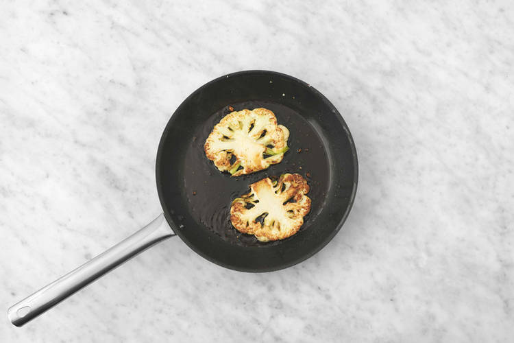 Cuire les « steaks » de chou-fleur