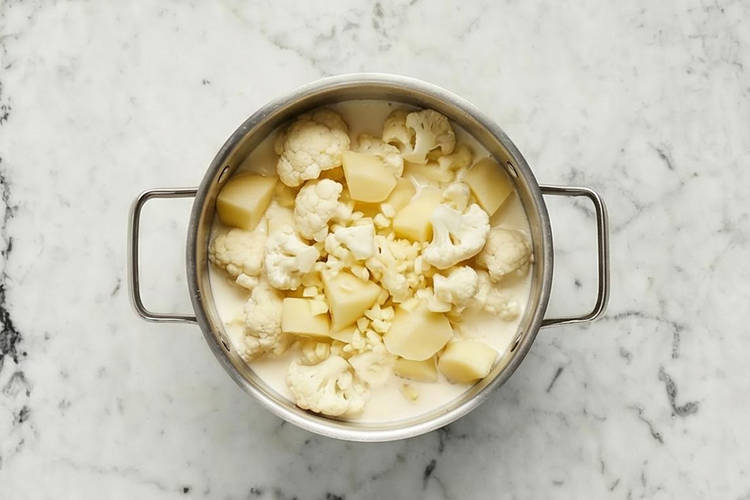 Cuire le chou-fleur et les pommes de terre