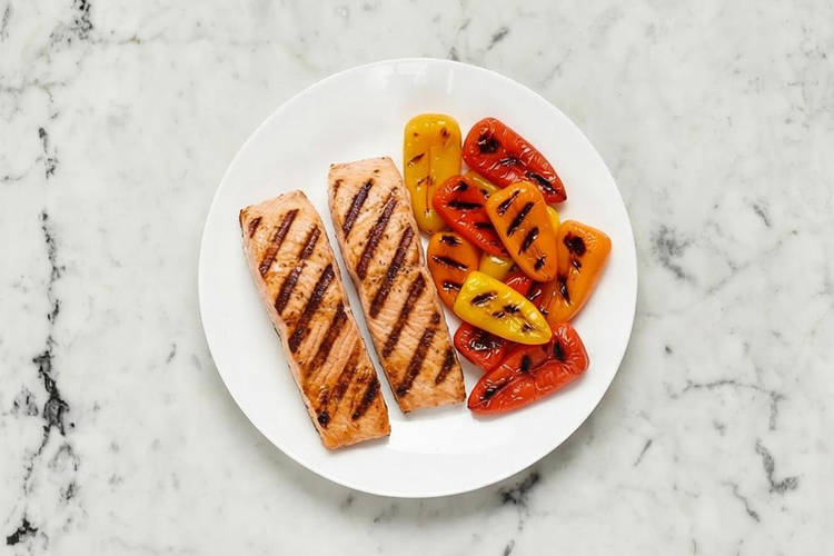 Griller le saumon et les poivrons