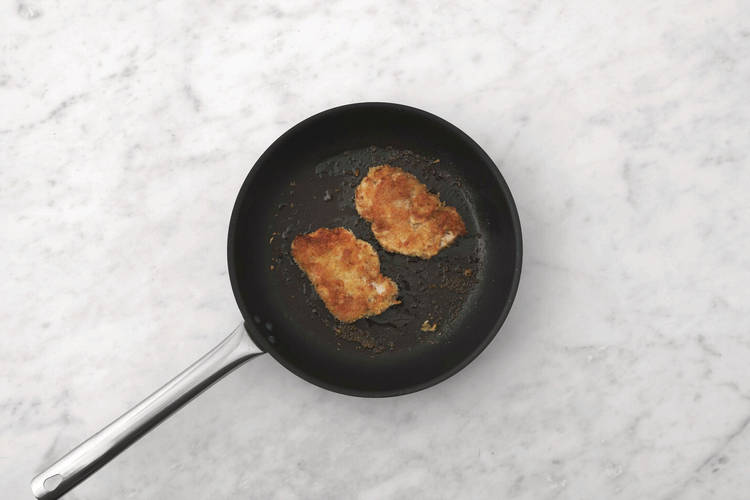 Cook the schnitzels 