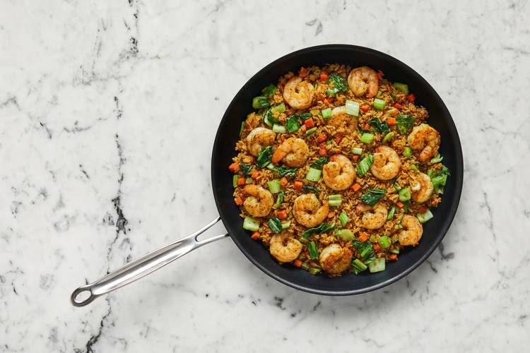 Cuire les crevettes et terminer le riz frit