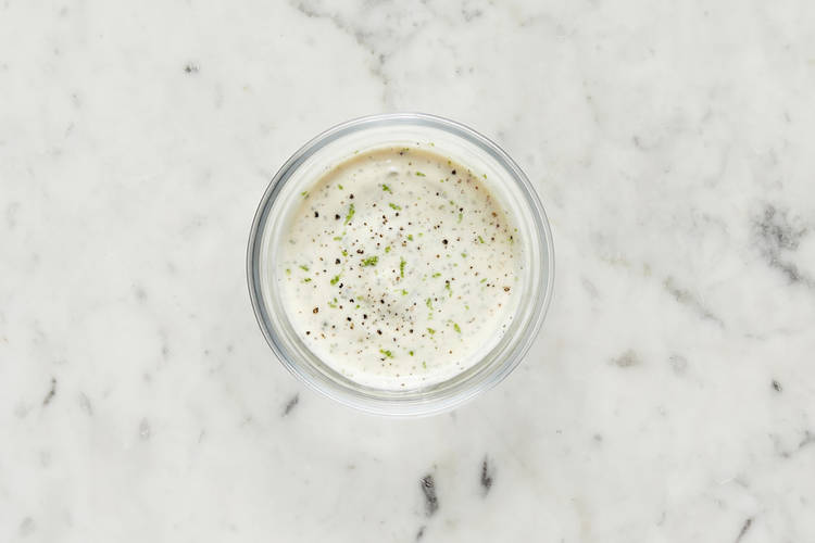 Cuire les légumes et préparer la crème à la lime