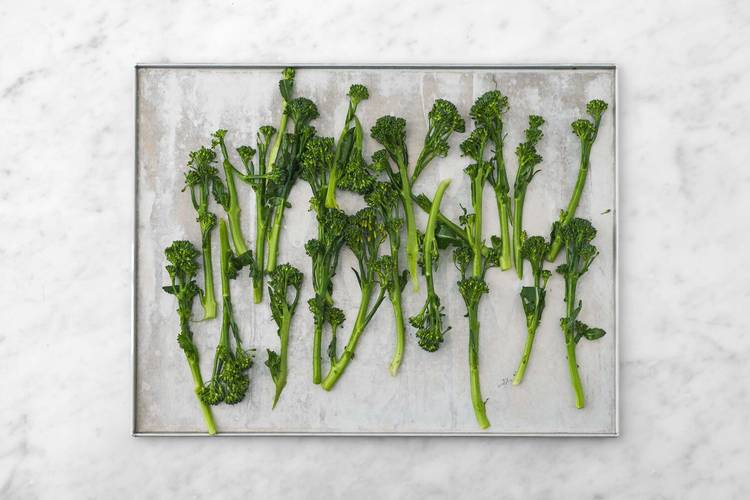 Préparer les autres ingrédients et rôtir les courgettes