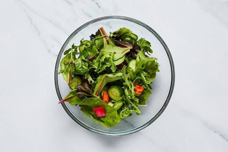 Griller les sandwichs au chorizo et préparer la salade