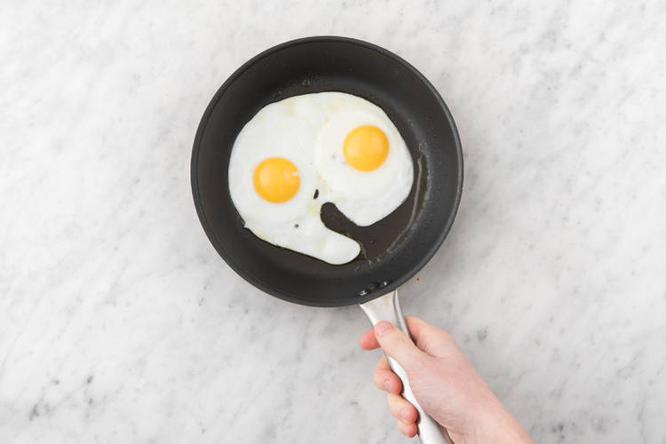 Fry the eggs 