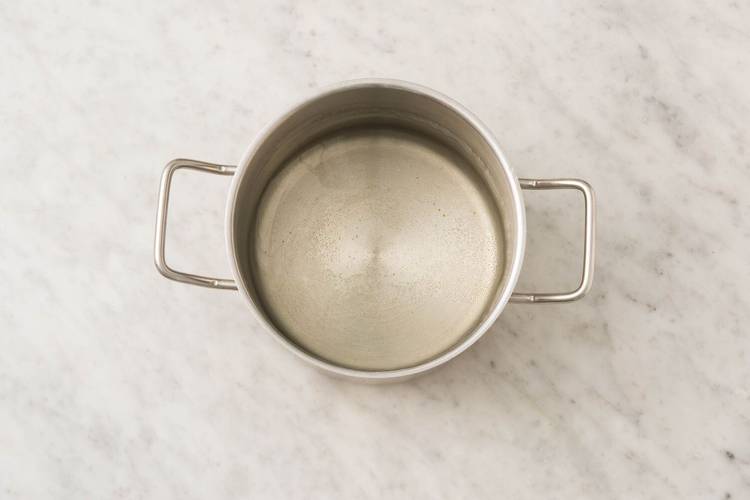 Commencer la préparation et assaisonner le porc