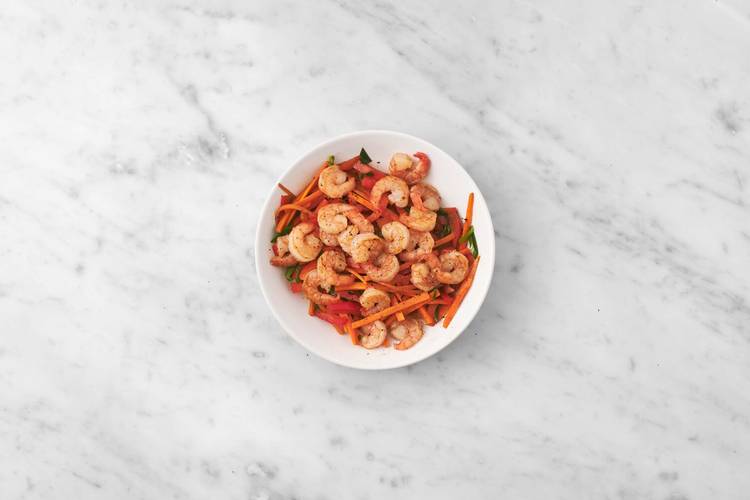 Sauter les légumes et les crevettes