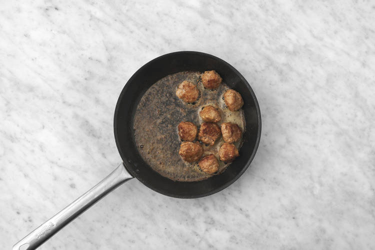Cook the keftedes 