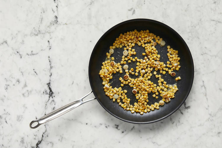 Préparer le poulet et cuire le maïs