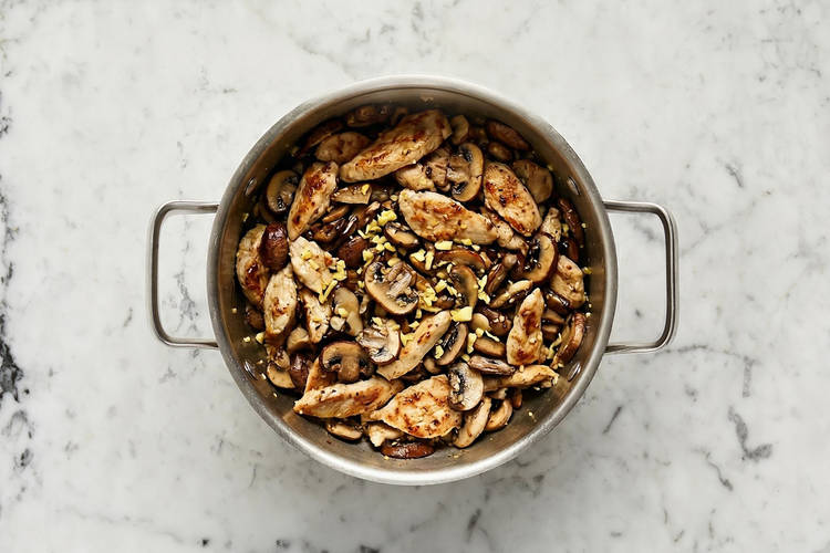 Cuire le poulet et les légumes