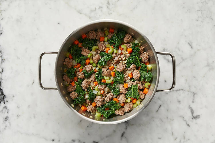 Cuire les saucisses et les légumes