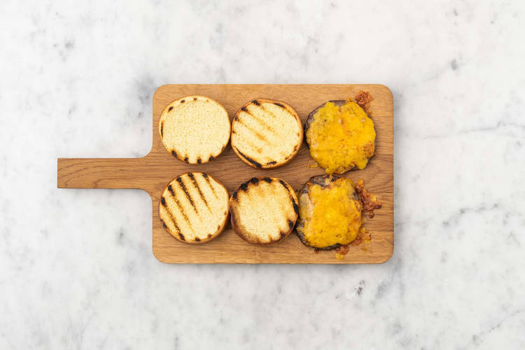 Griller les pains et faire fondre le fromage