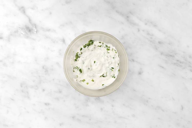 Préparer le yogourt à l'ail et griller les pains plats