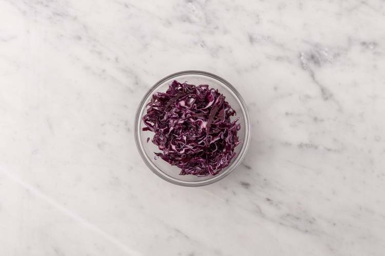 Préparer et assembler la salade de chou