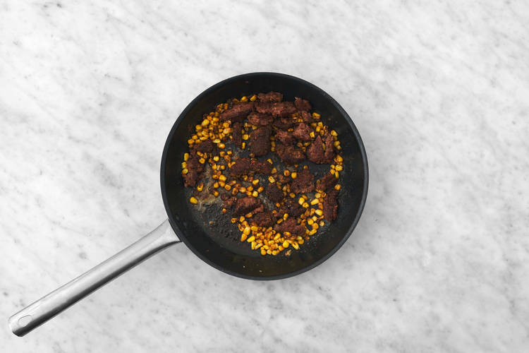 Cuire les galettes à base de plantes et le maïs