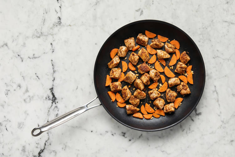 Cuire le poulet et les légumes