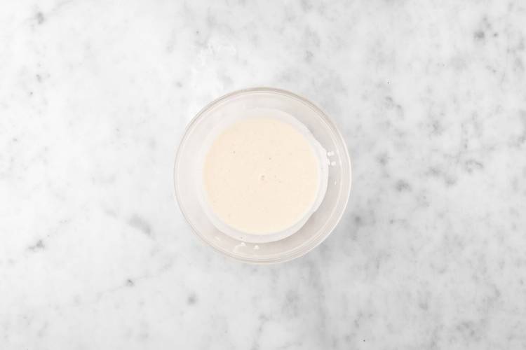 Préparer la mayo à l'ail.