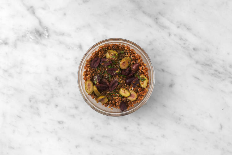 Terminer le farro et faire la vinaigrette crémeuse