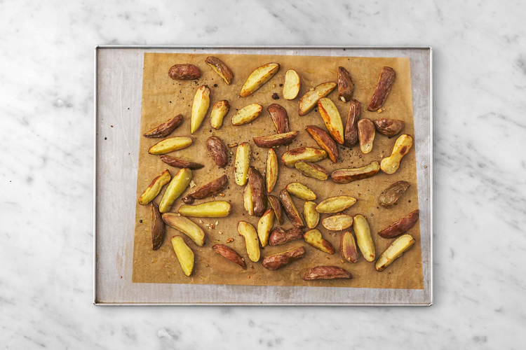 Commencer le farro et rôtir les pommes de terre