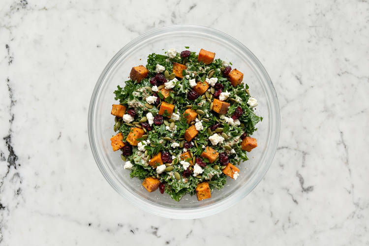 Préparer la salade de chou frisé