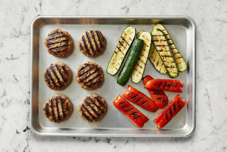 Griller les galettes, les poivrons et les courgettes