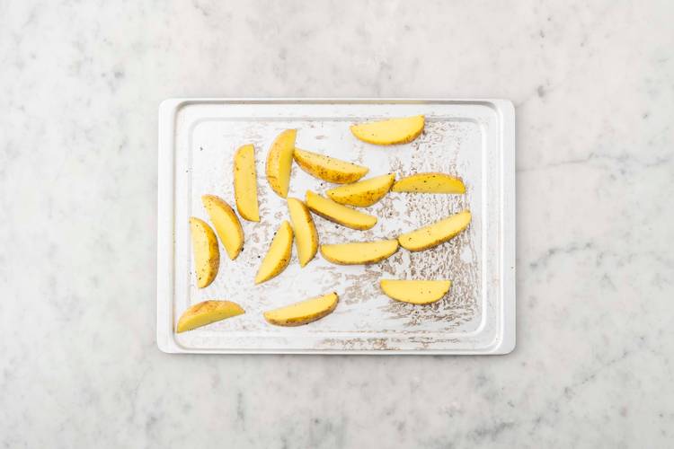 Rôtir les quartiers de pommes de terre