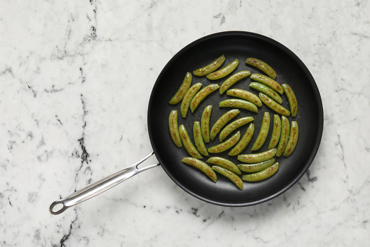 Cuire les pois sucrés et laisser reposer les steaks