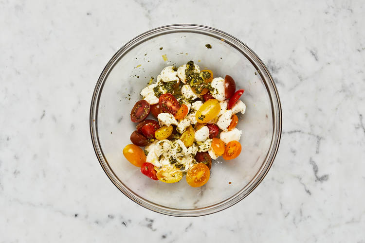 Faire mariner les tomates et les bocconcinis 