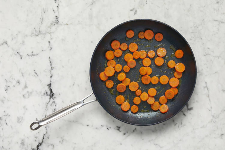 Rôtir le porc et commencer les légumes