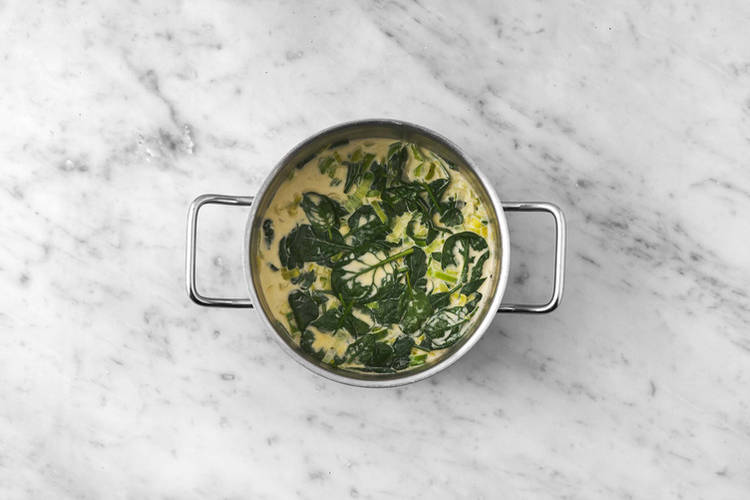 Spinat zur Soße geben