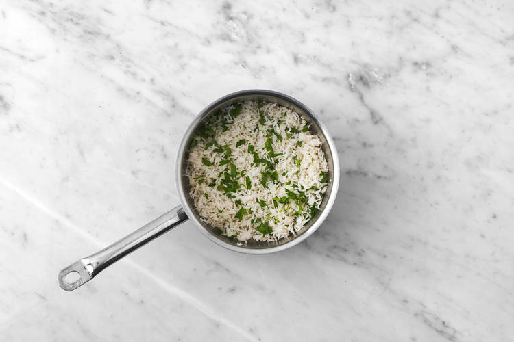 Assembler la salade et terminer le riz