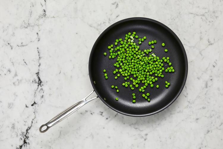 Cuire les crevettes et les petits pois