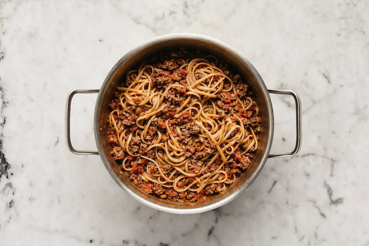 Assembler la sauce ragù