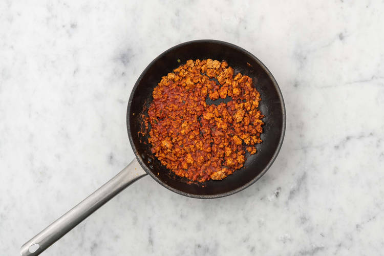 Terminer la garniture de chorizo