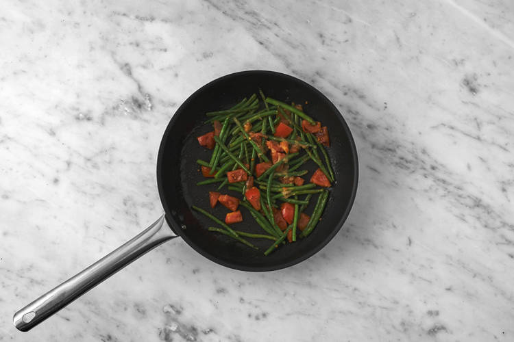 Cook the tomato-ginger beans