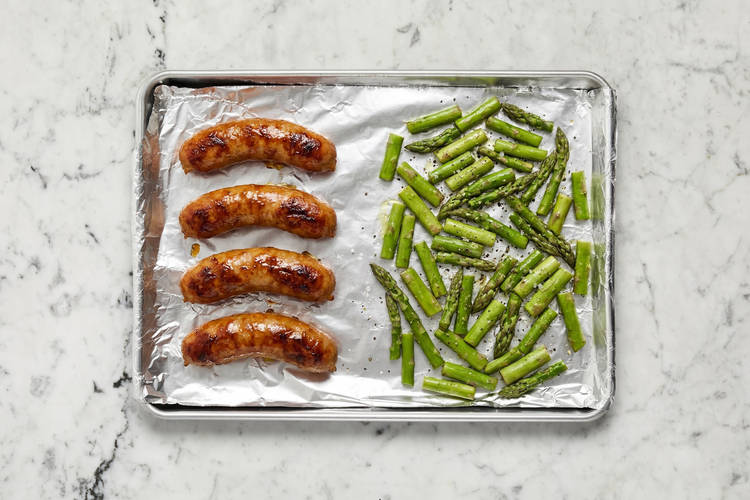 Cuire la saucisse et les asperges