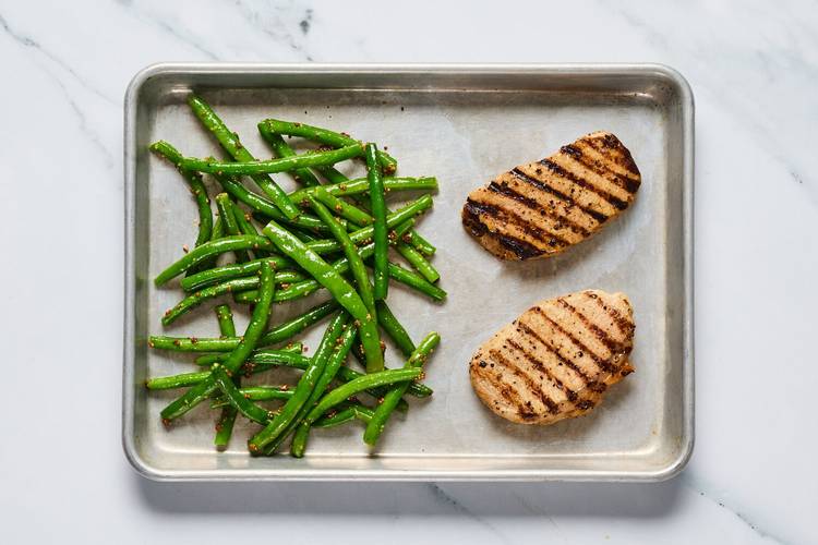 Griller les côtelettes de porc et les haricots verts