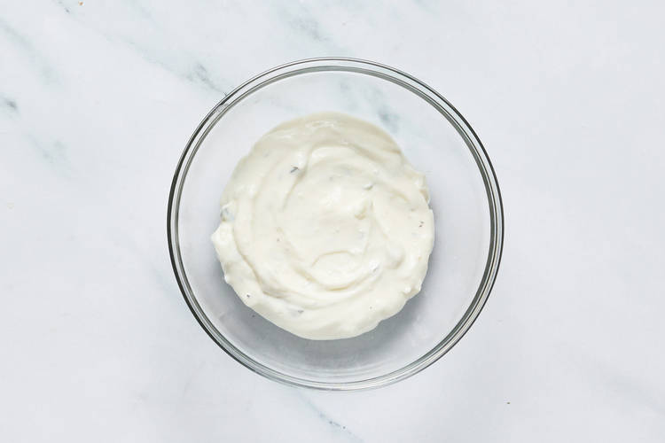 Préparer la sauce au yogourt et au citron