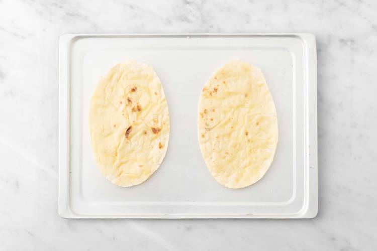 Chauffer les naans et fondre le beurre