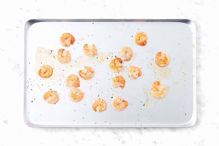 Cuire les crevettes et préparer la sauce