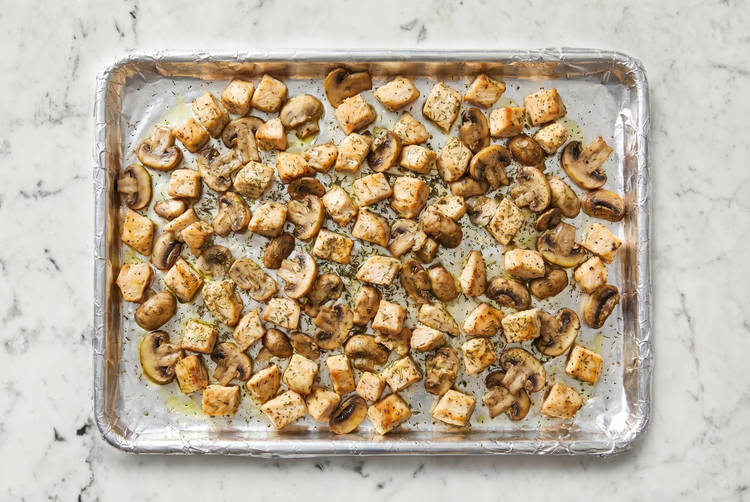 Rôtir le poulet et les champignons
