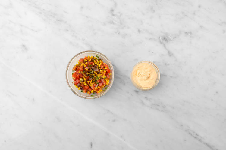 Préparer la salsa et la crème au chipotle
