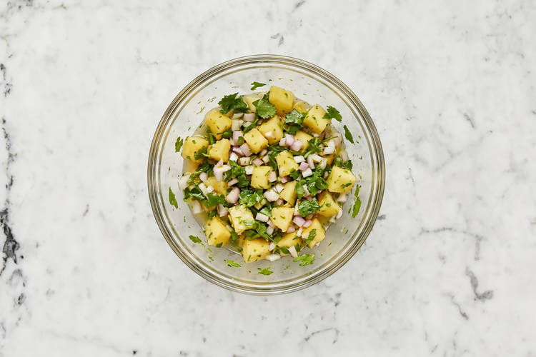 Préparer la salsa à l’ananas