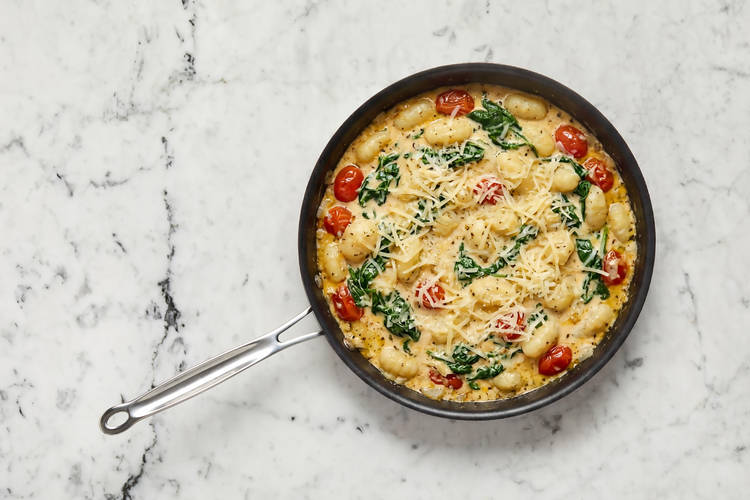 Cuire les gnocchis et les tomates